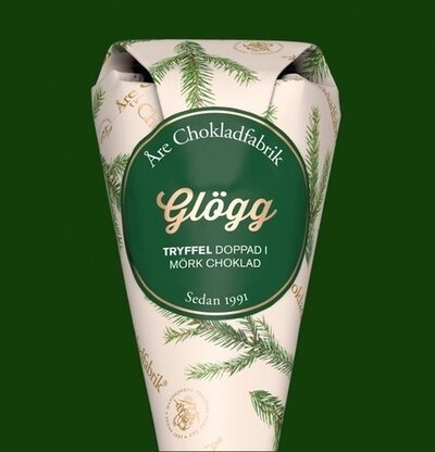 Glöggtryffel - Chokladstrut från Åre Chokladfabrik mot grön bakgrund