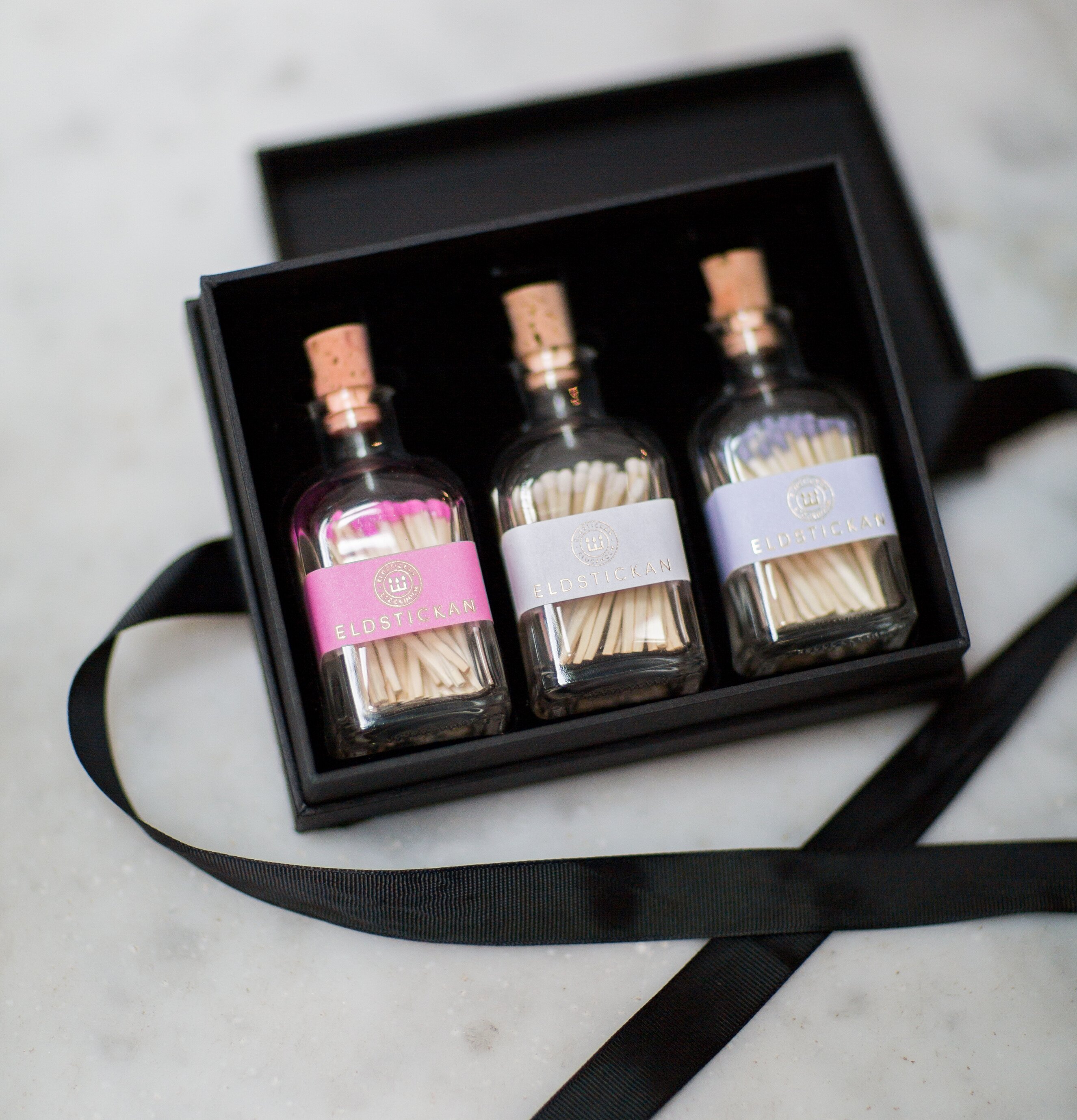 Presentbox Eldstickan (tom) från Eldstickan på marmorbord