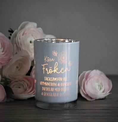 Ljuslykta - Fröken Vit från Majas Cottage med blommor