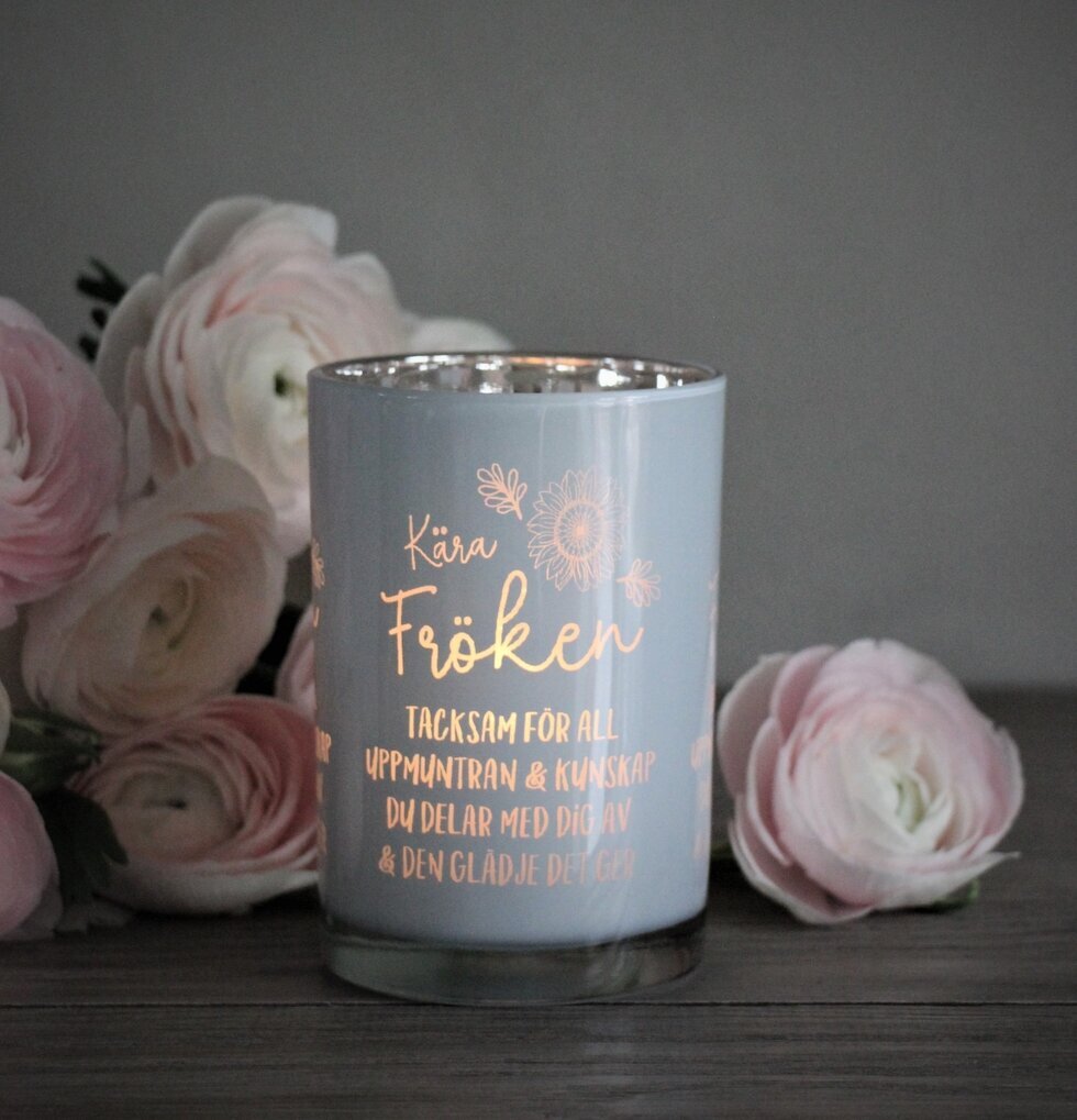 Ljuslykta - Fröken Vit från Majas Cottage med blommor