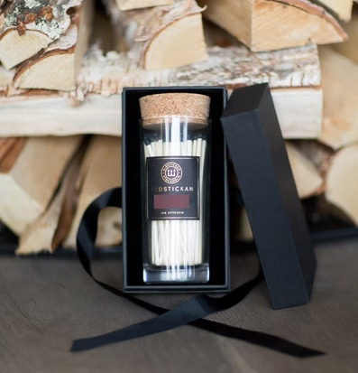 Presentbox Eldstickan (tom) från Eldstickan framför vedträn