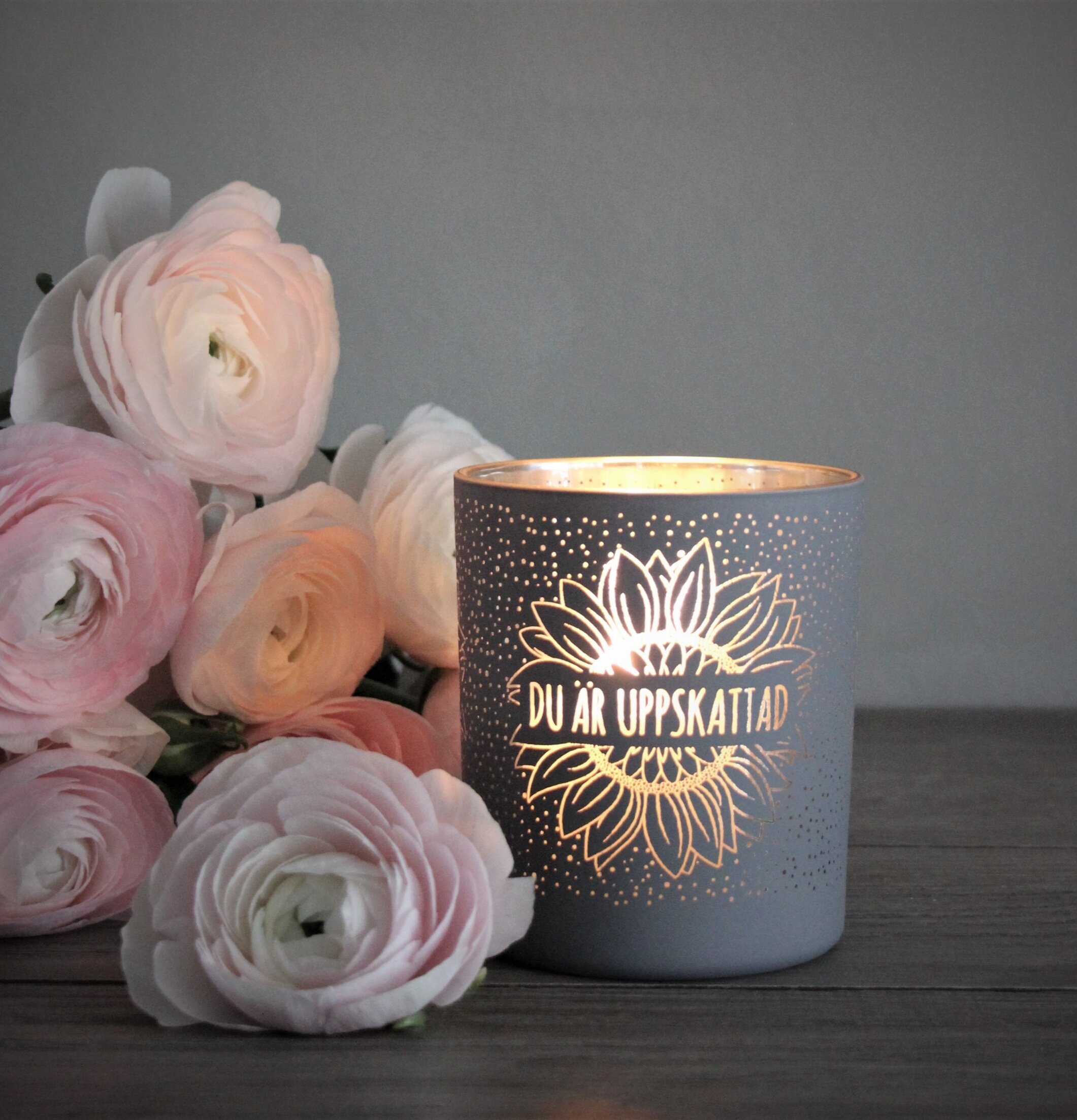 Ljuslykta - Uppskattad Grå från Majas Cottage på träbord