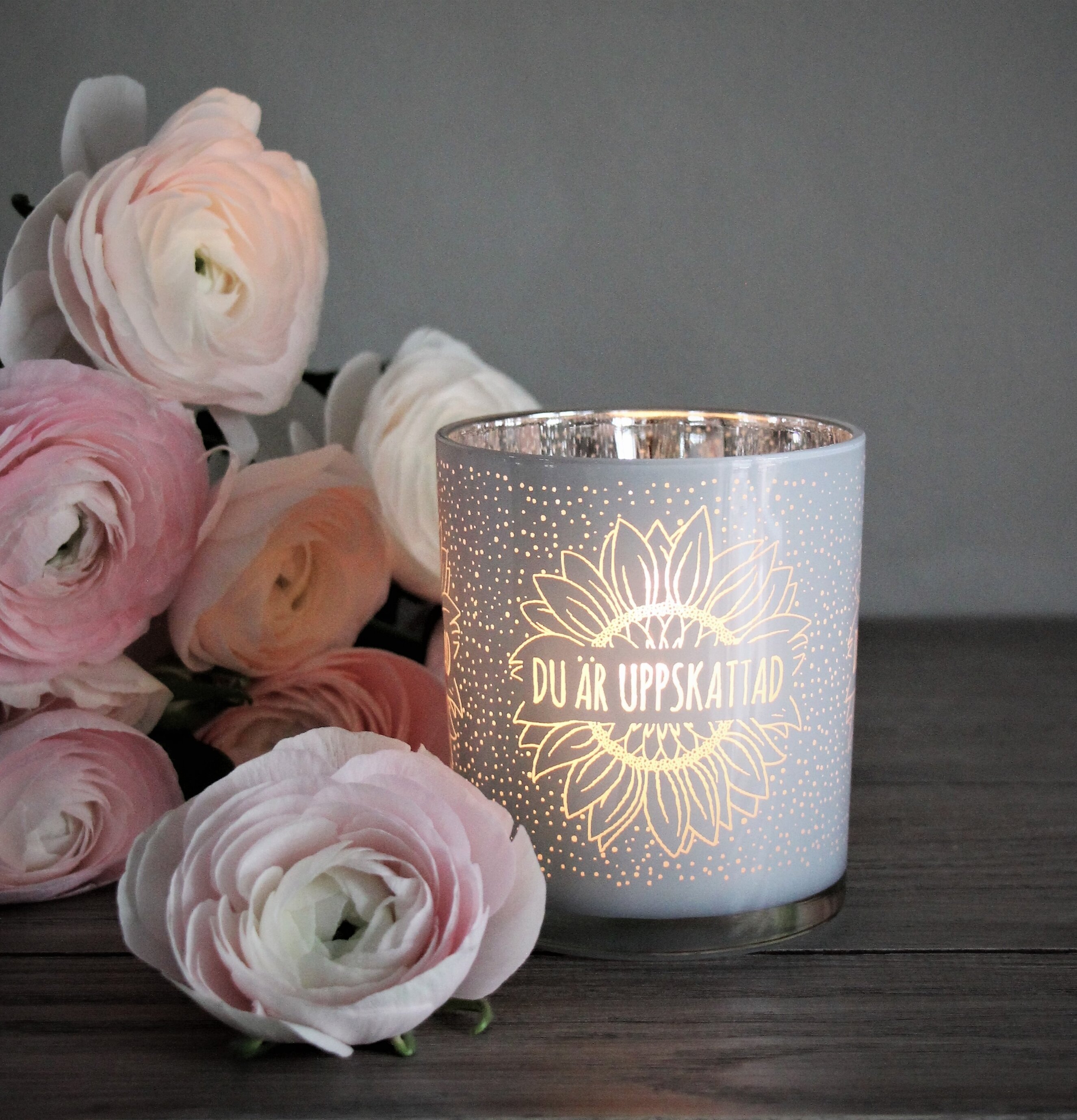 Ljuslykta - Uppskattad Vit från Majas Cottage med blommor