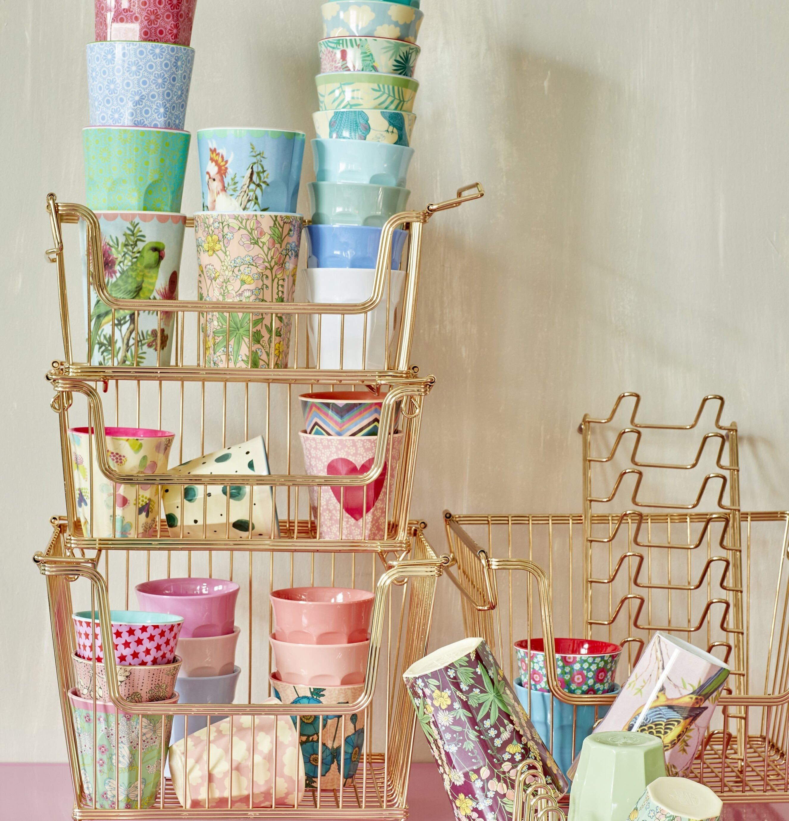 Tallriksställ Guld från Rice med melaminmuggar och skålar