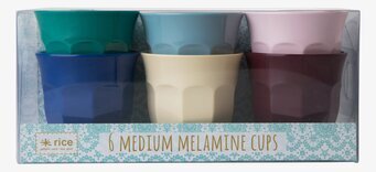 Bild av färgglada melaminmuggar i plastförpackning