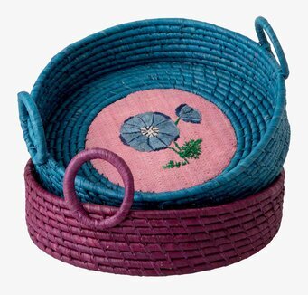 Broderad Brödkorg från Rice med blå och lila korgar