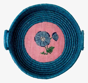 Broderad Brödkorg från Rice med blått flätverk och blomma
