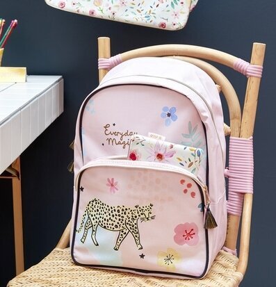 Ryggsäck Wild Leopard Print från Rice på en trästol