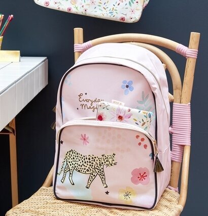 Ryggsäck Wild Leopard Print från Rice på en trästol