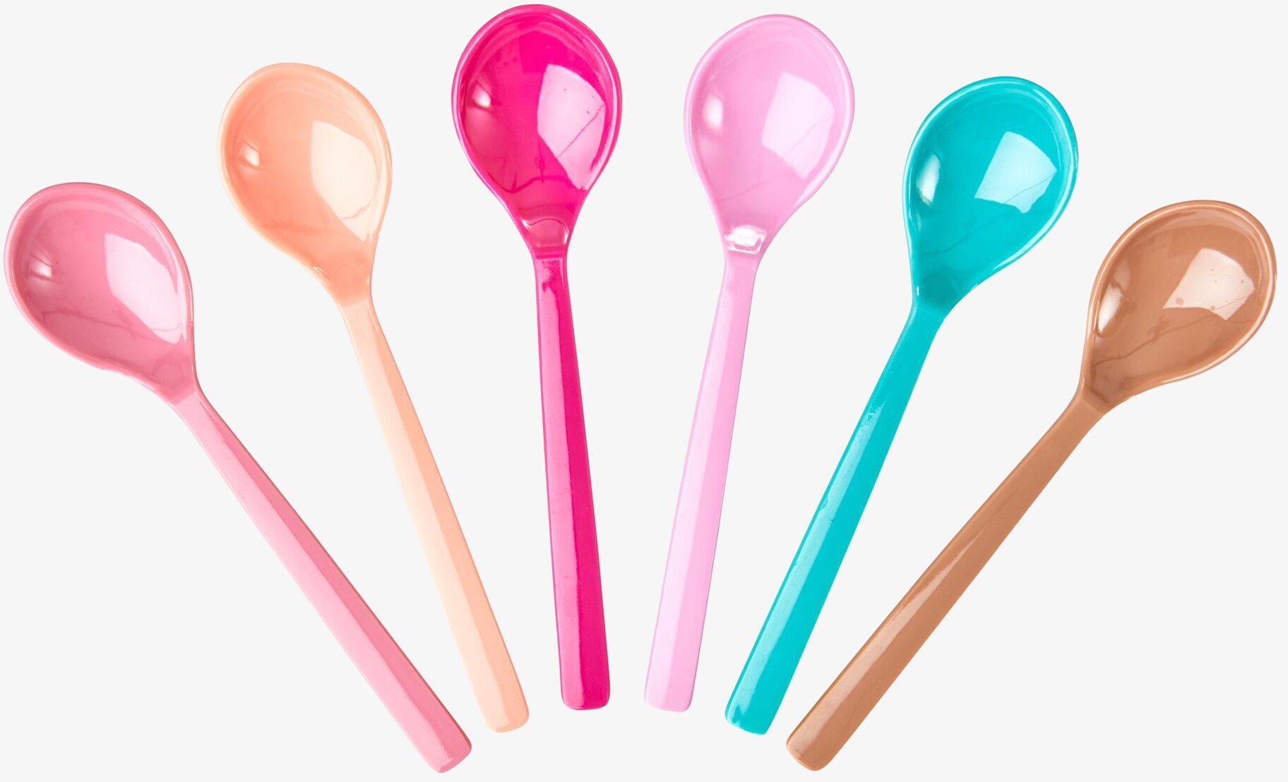 Färgglada Skedar - LBC Colors från Rice på vit bakgrund