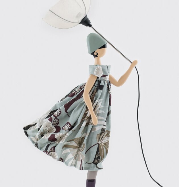 Bordslampa Verenique från Skitso med stiliserad kvinnogestalt