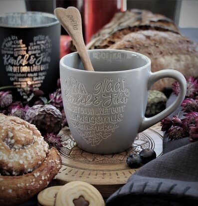 Mugg Jumbo Kärlek & Fika Grå från Majas Cottage med fika
