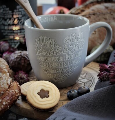 Mugg Jumbo Kärlek & Fika Grå från Majas Cottage, fika-mys