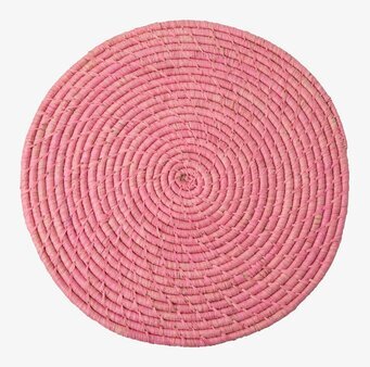 Bordstablett Ljusrosa från Rice på ett träbord med blommor