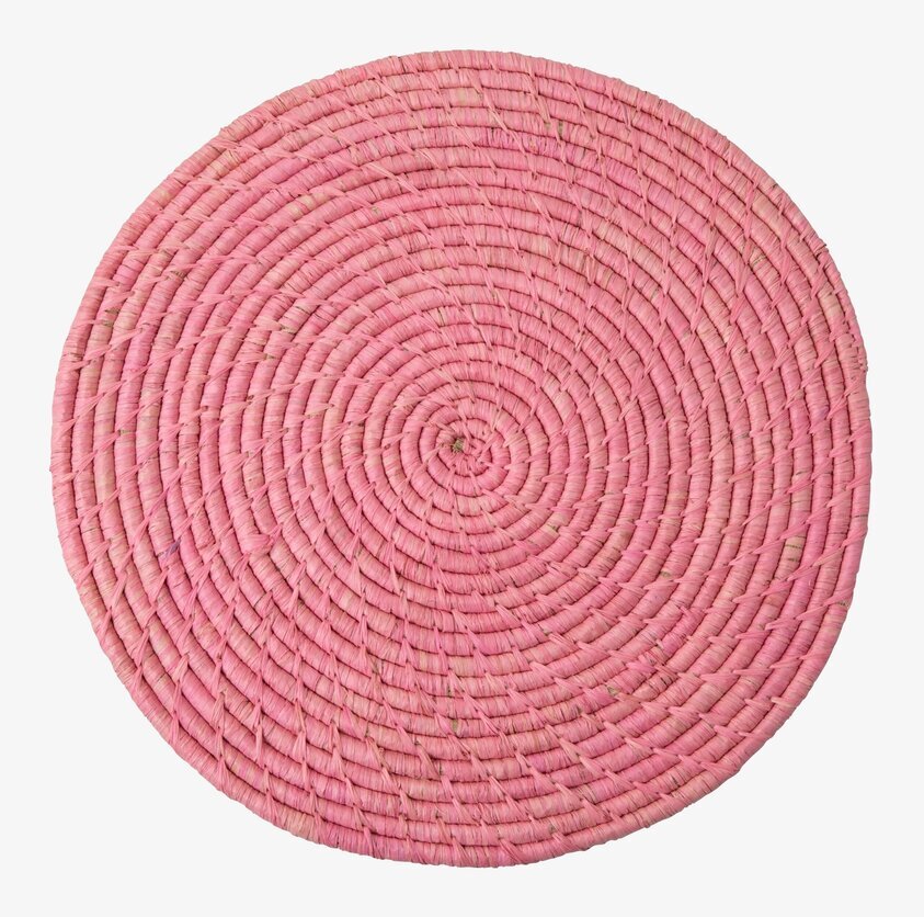 Bordstablett Ljusrosa från Rice på ett träbord med blommor