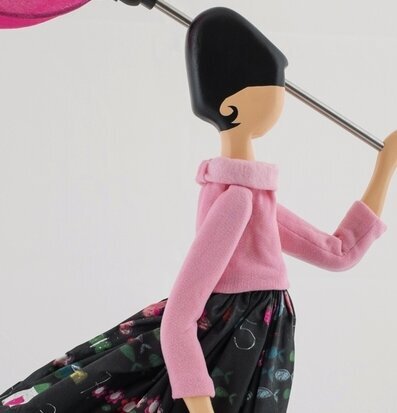 Bordslampa Lola från Skitso, elegant figur med rosa skärm