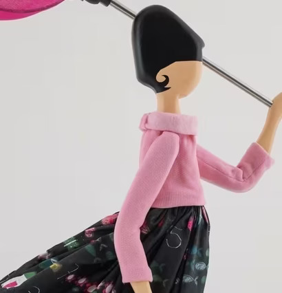 Bordslampa Lola från Skitso, elegant figur med rosa skärm