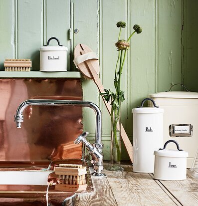 Bild av ett stilrent och funktionellt köksutrymme