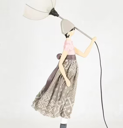 Bordslampa Nefeli från Skitso, konstnärlig och funktionell