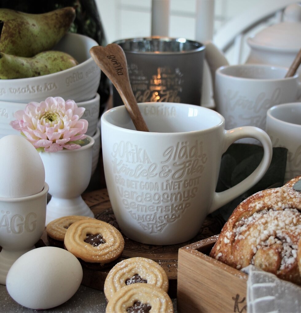 Jumbomugg Kärlek & Fika Vit från Majas Cottage på träfat