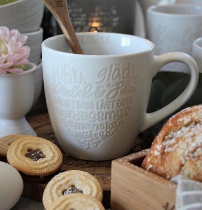 Jumbomugg Kärlek & Fika Vit från Majas Cottage med fika