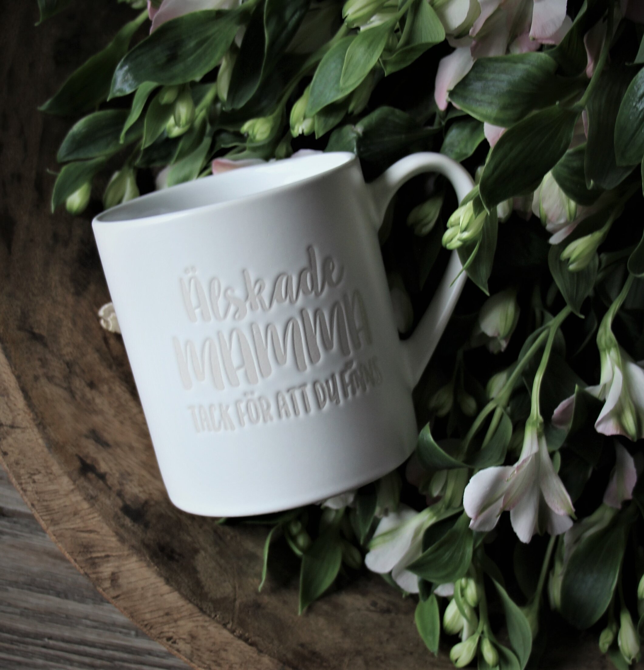 Mugg Mamma Vit från Majas Cottage i en träskål med blommor
