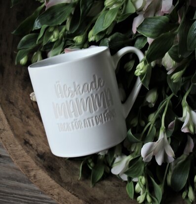 Mugg Mamma Vit från Majas Cottage i en träskål med blommor