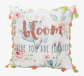 Kudde - Bloom från By Mrs P med blommönster och tofsar