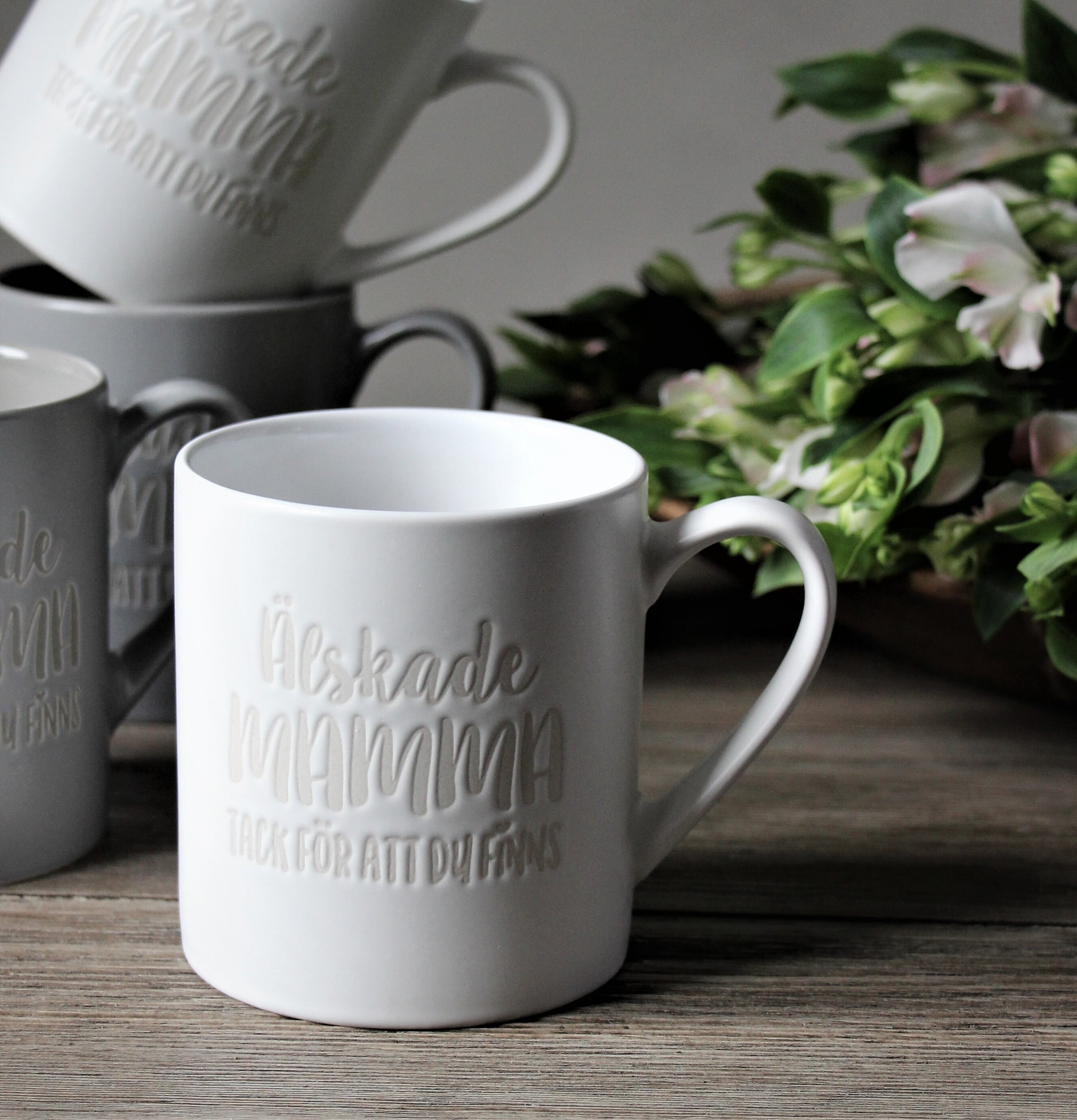 Mugg Mamma Vit från Majas Cottage på rustikt träbord