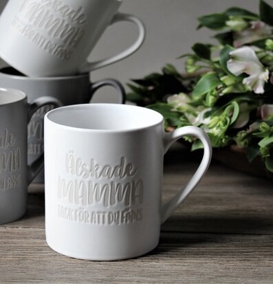 Mugg Mamma Vit från Majas Cottage på rustikt träbord
