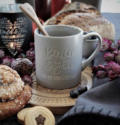 Rak Mugg Kärlek & Fika Grå från Majas Cottage med fika
