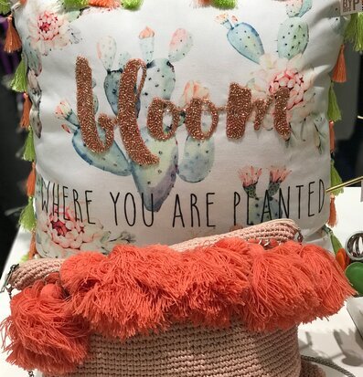 Kudde - Bloom från By Mrs P med färgglatt blom- och kaktusmotiv