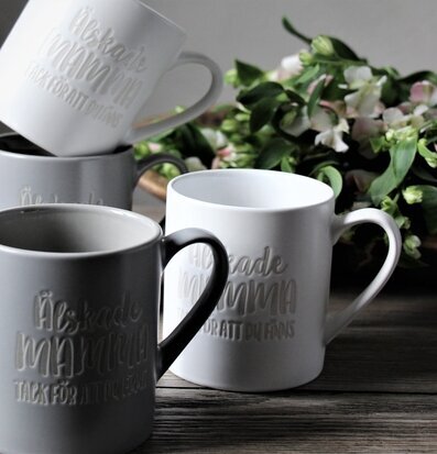 Mugg Mamma Vit från Majas Cottage med präglad text