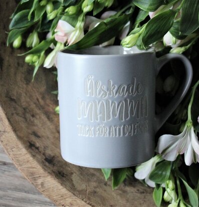 Mugg Mamma Grå från Majas Cottage med blommor och blad