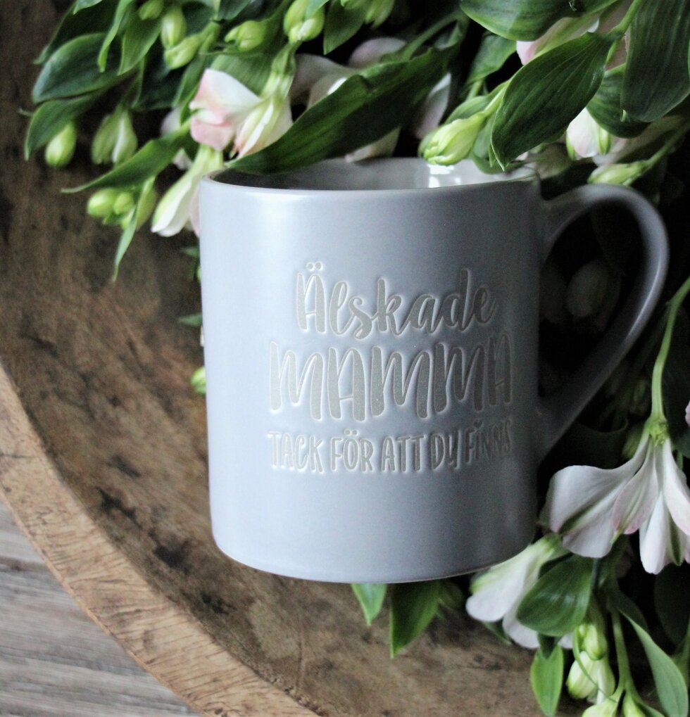 Mugg Mamma Grå från Majas Cottage med blommor och blad