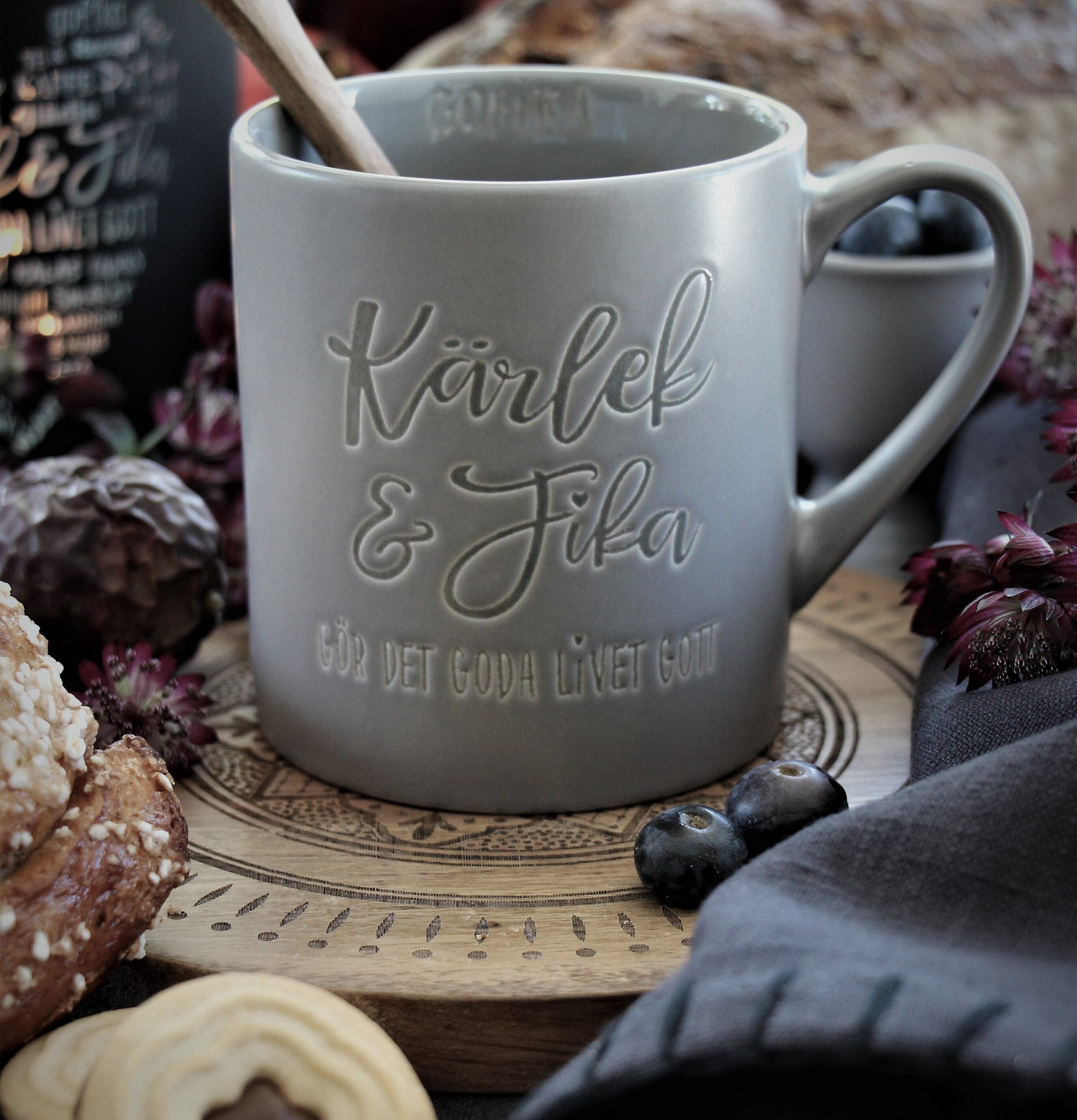 Rak Mugg Kärlek & Fika Grå från Majas Cottage med träsked