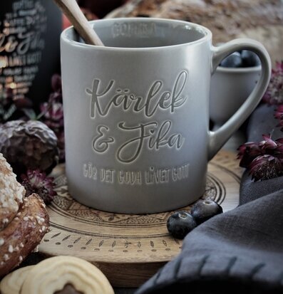 Rak Mugg Kärlek & Fika Grå från Majas Cottage med träsked