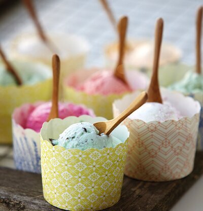 Muffinsform från House Doctor med glasskulor och träskedar