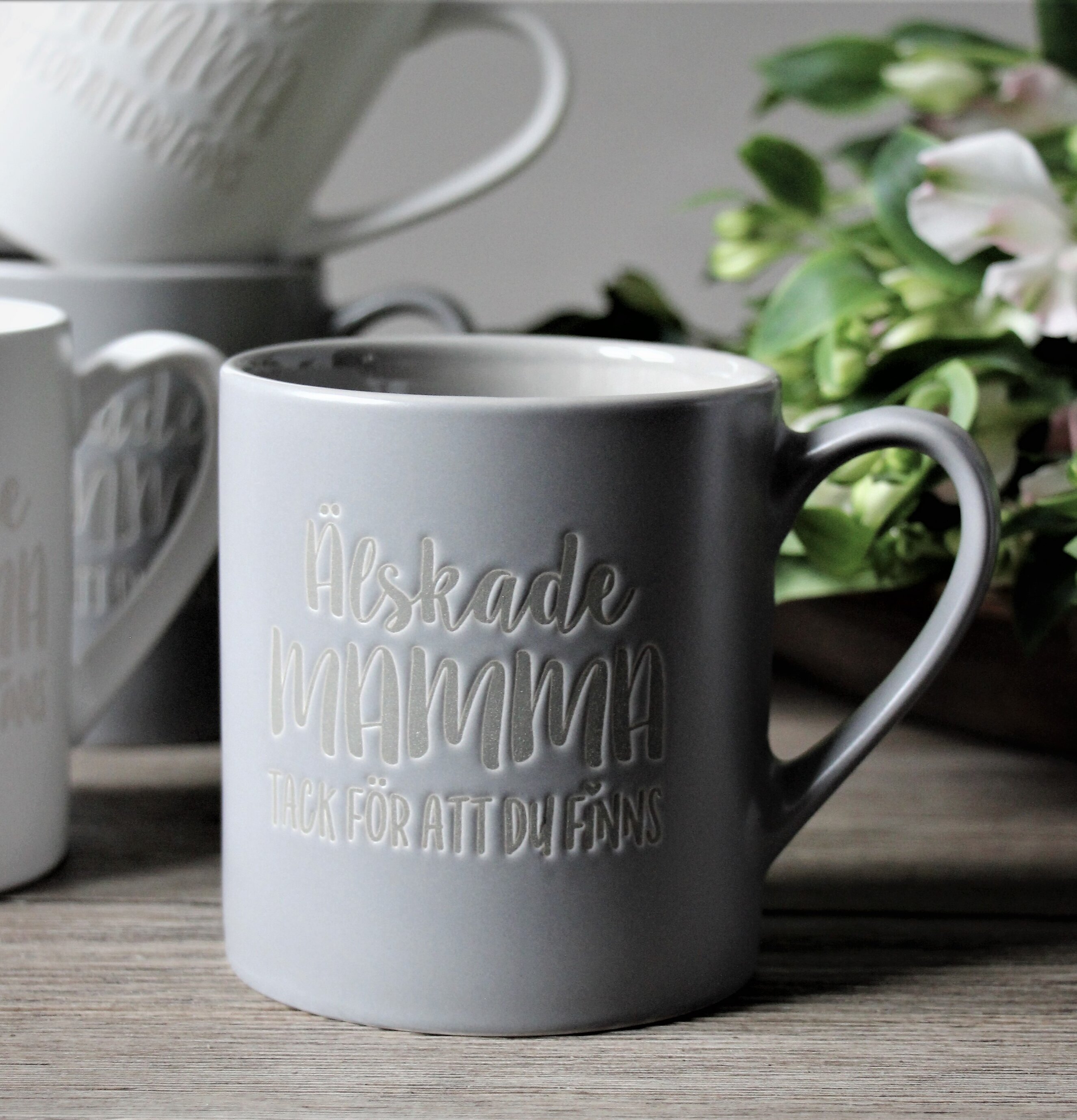 Mugg Mamma Grå från Majas Cottage på träyta med växter