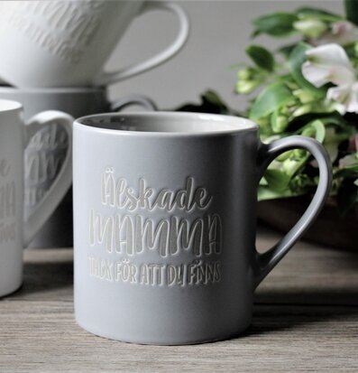 Mugg Mamma Grå från Majas Cottage på träyta med växter