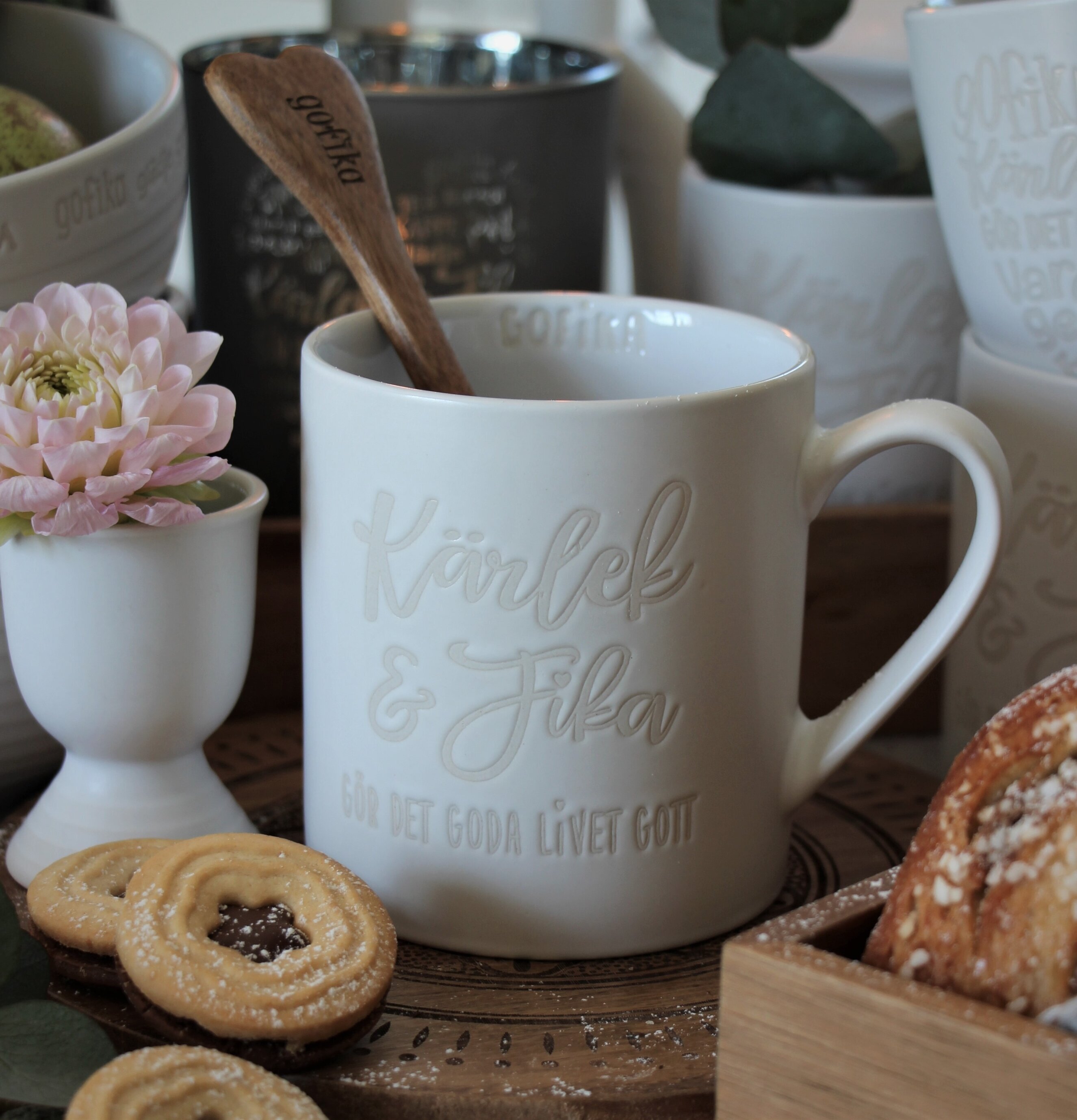 Rak Mugg Kärlek & Fika Vit från Majas Cottage med kakor