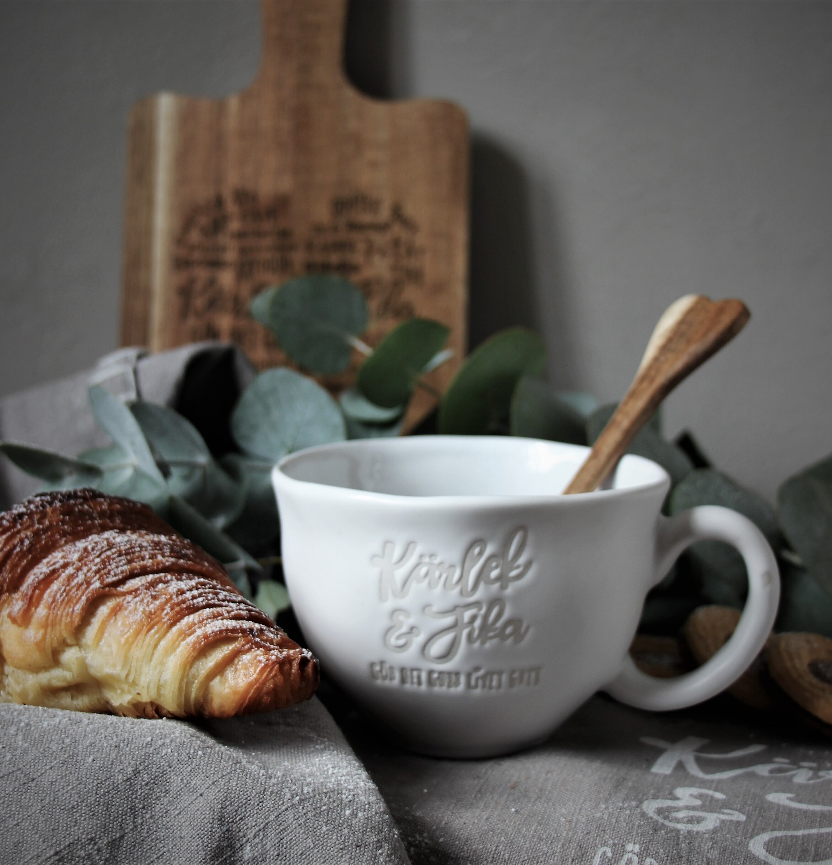 Mugg Te Kärlek & Fika Vit från Majas Cottage med croissant