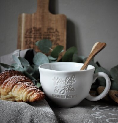 Mugg Te Kärlek & Fika Vit från Majas Cottage med croissant