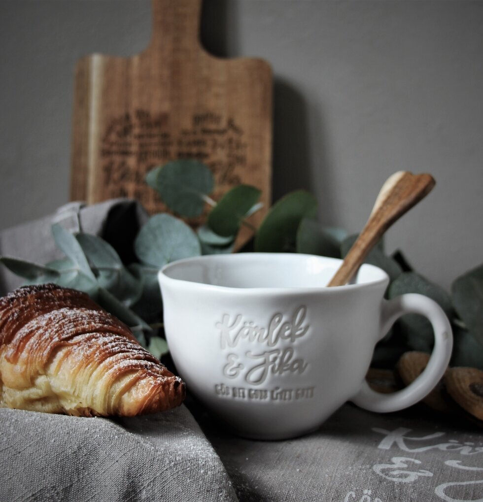 Mugg Te Kärlek & Fika Vit från Majas Cottage med croissant