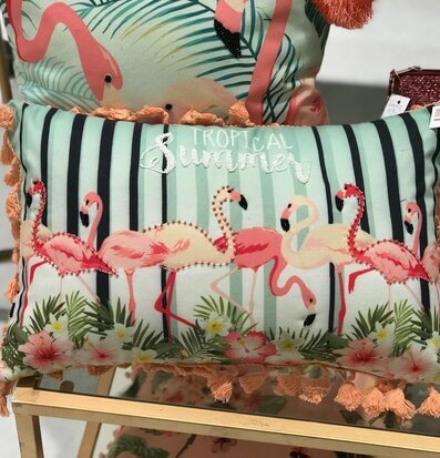Kudden Flamingo Tropical Summer från By Mrs P i tropisk design