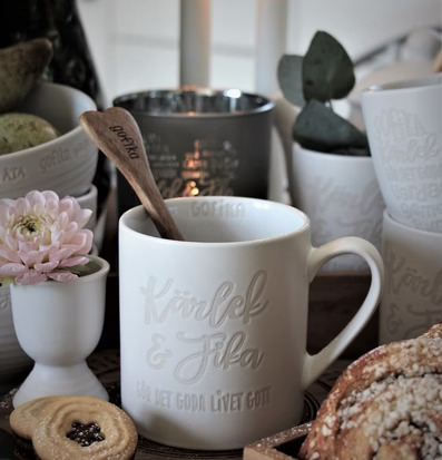Rak Mugg Kärlek & Fika Vit från Majas Cottage med fika
