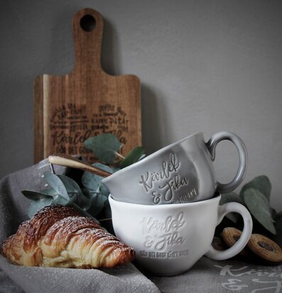 Mugg Te Kärlek & Fika Grå från Majas Cottage med skärbräde