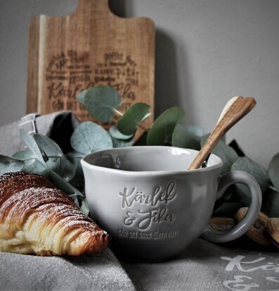 Mugg Te Kärlek & Fika Grå från Majas Cottage med fika-setup
