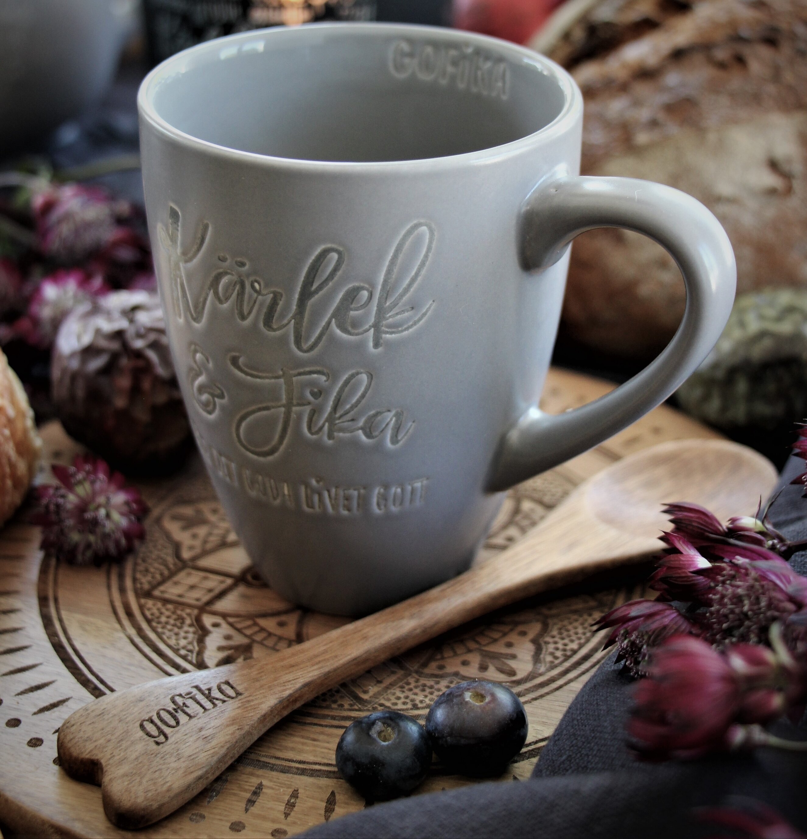 Kaffemugg Kärlek & Fika Grå från Majas Cottage med text