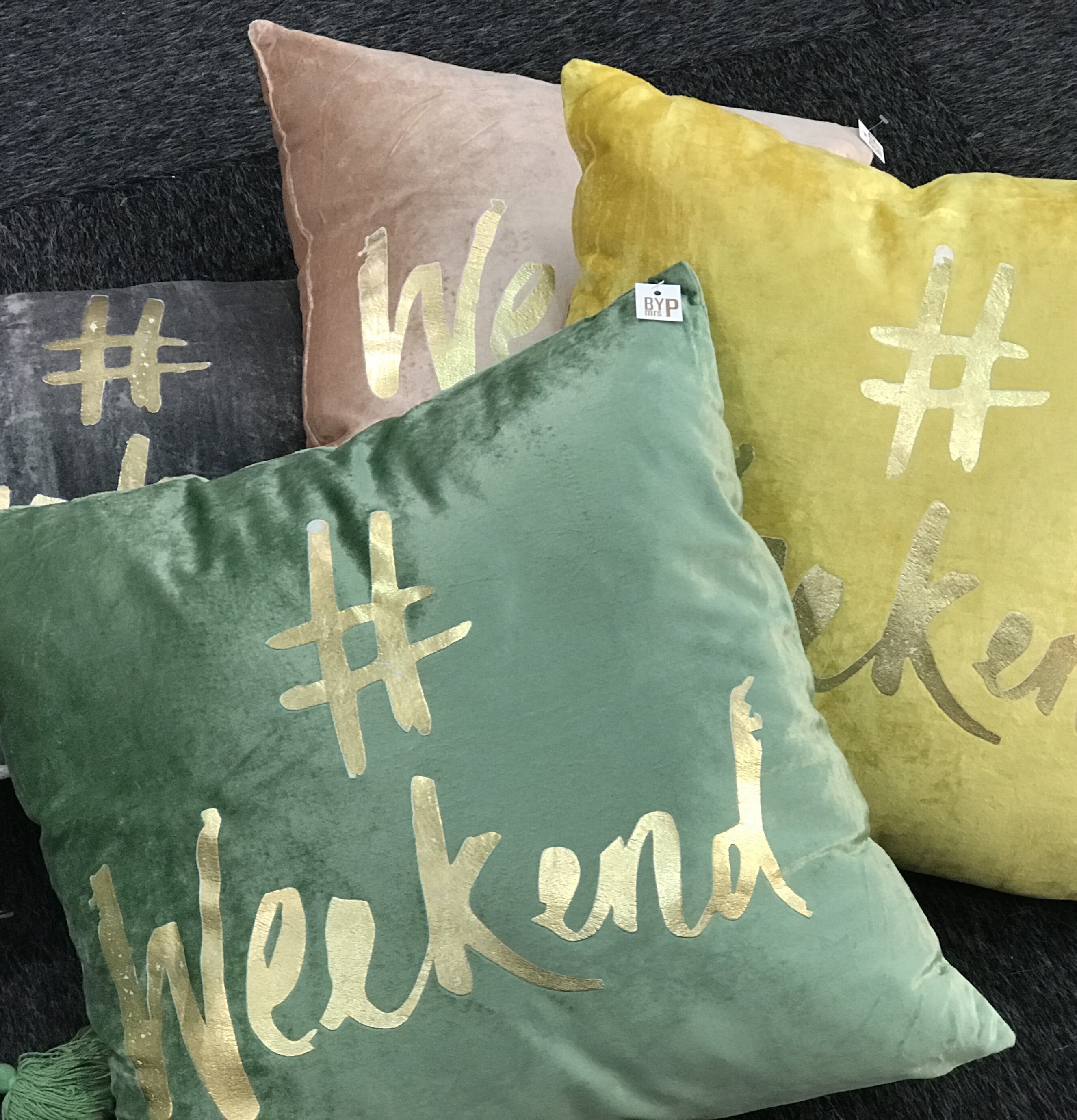 Kudde Sammet #Weekend från By Mrs P i olika färger